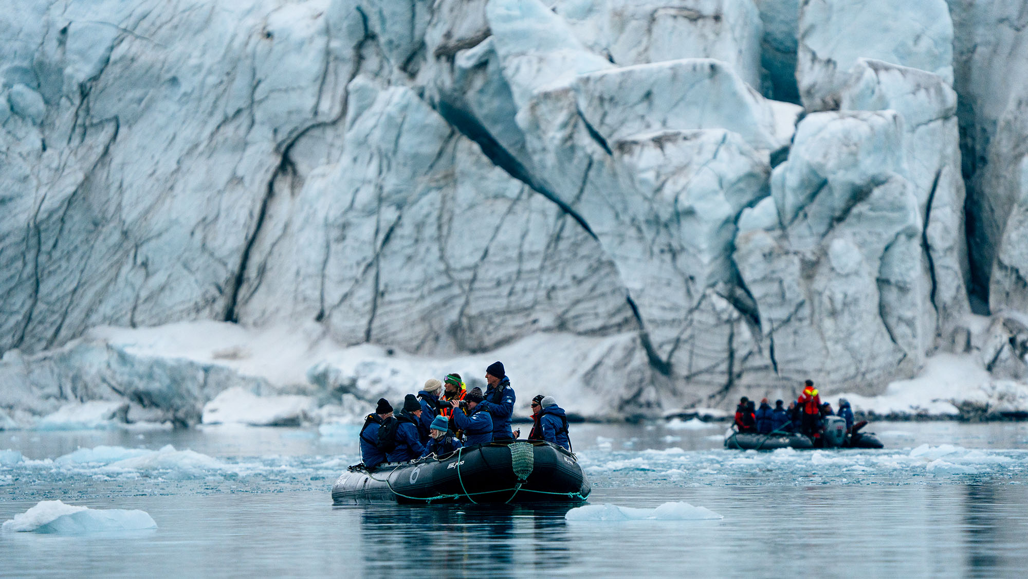 20250607-Svalbard-Bjornfjorden-kayakers-Zodiac-cruising-glacier-KayFochtmann-5-Photo_Kay_Fochtmann(1)